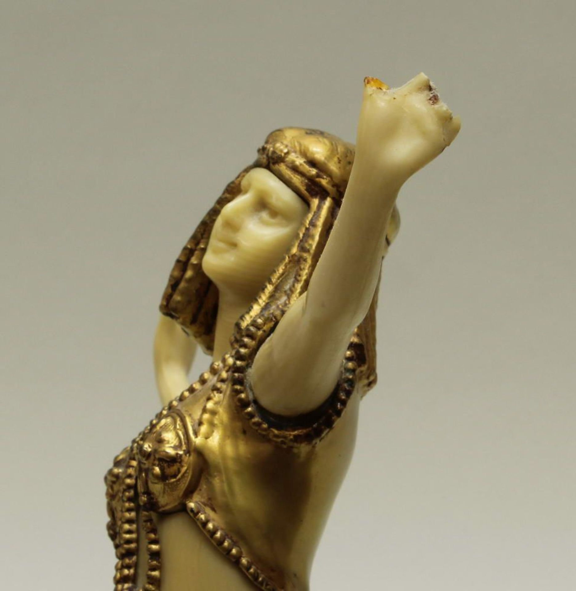 Reserve: 280 EUR        Figur, Elfenbein und Bronze, "Orientalische Tänzerin", 25.5 cm hoch, auf - Image 8 of 8