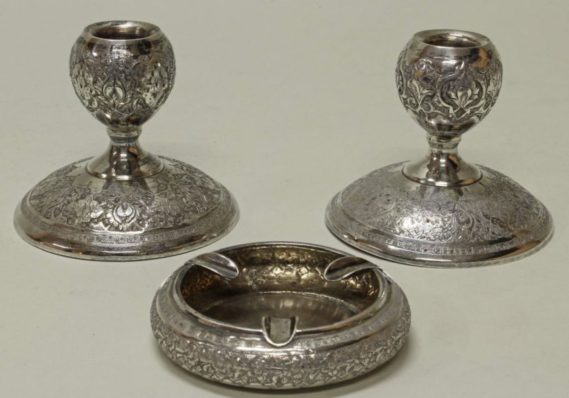 Reserve: 140 EUR        Paar Kerzenhalter und Aschenbecher, Silber 840, Persien, ornamental, 8 cm