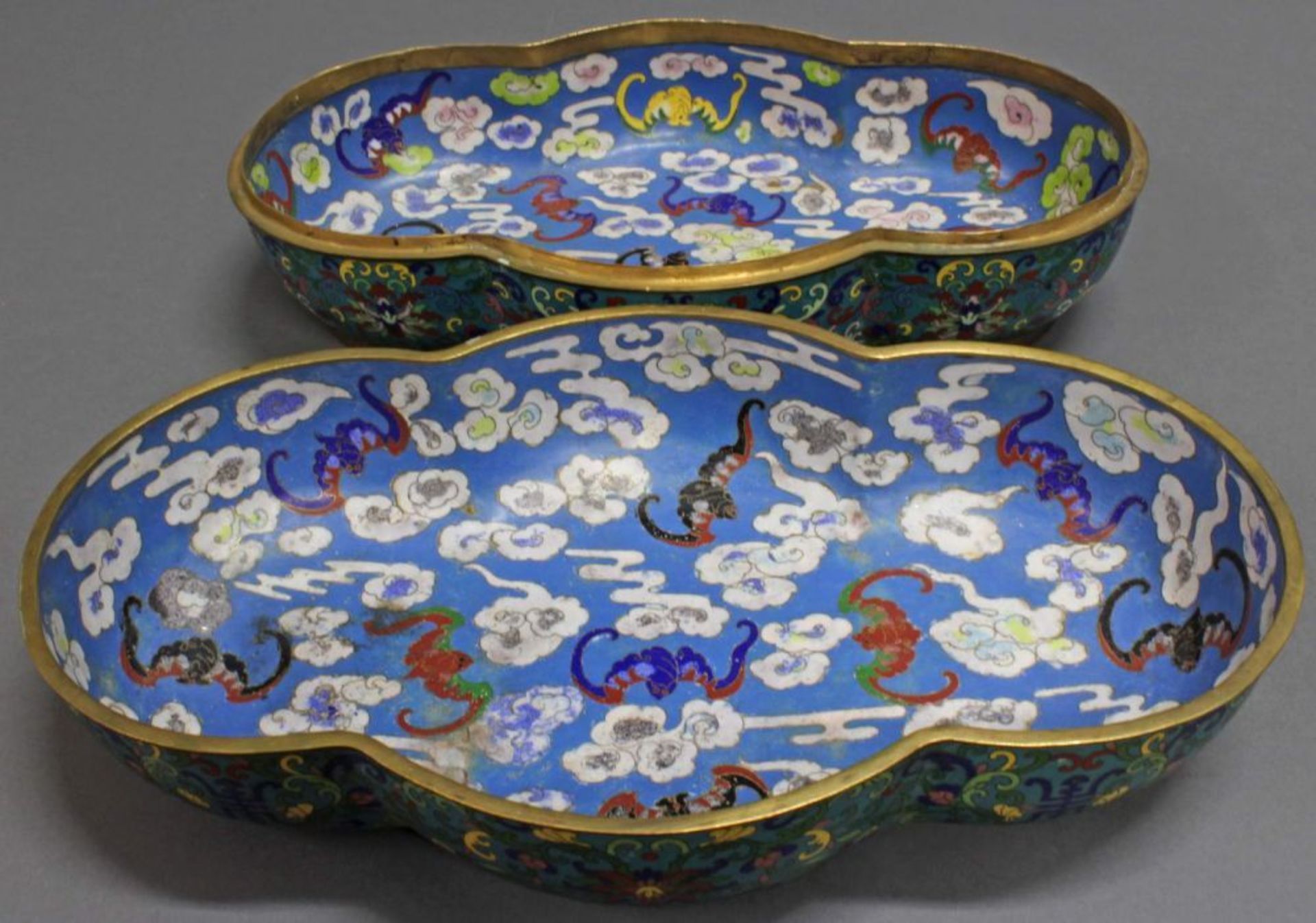 Reserve: 200 EUR        Deckeldose, China, 20. Jh., Cloisonné, passig, farbiges Rankenornament, - Image 3 of 4