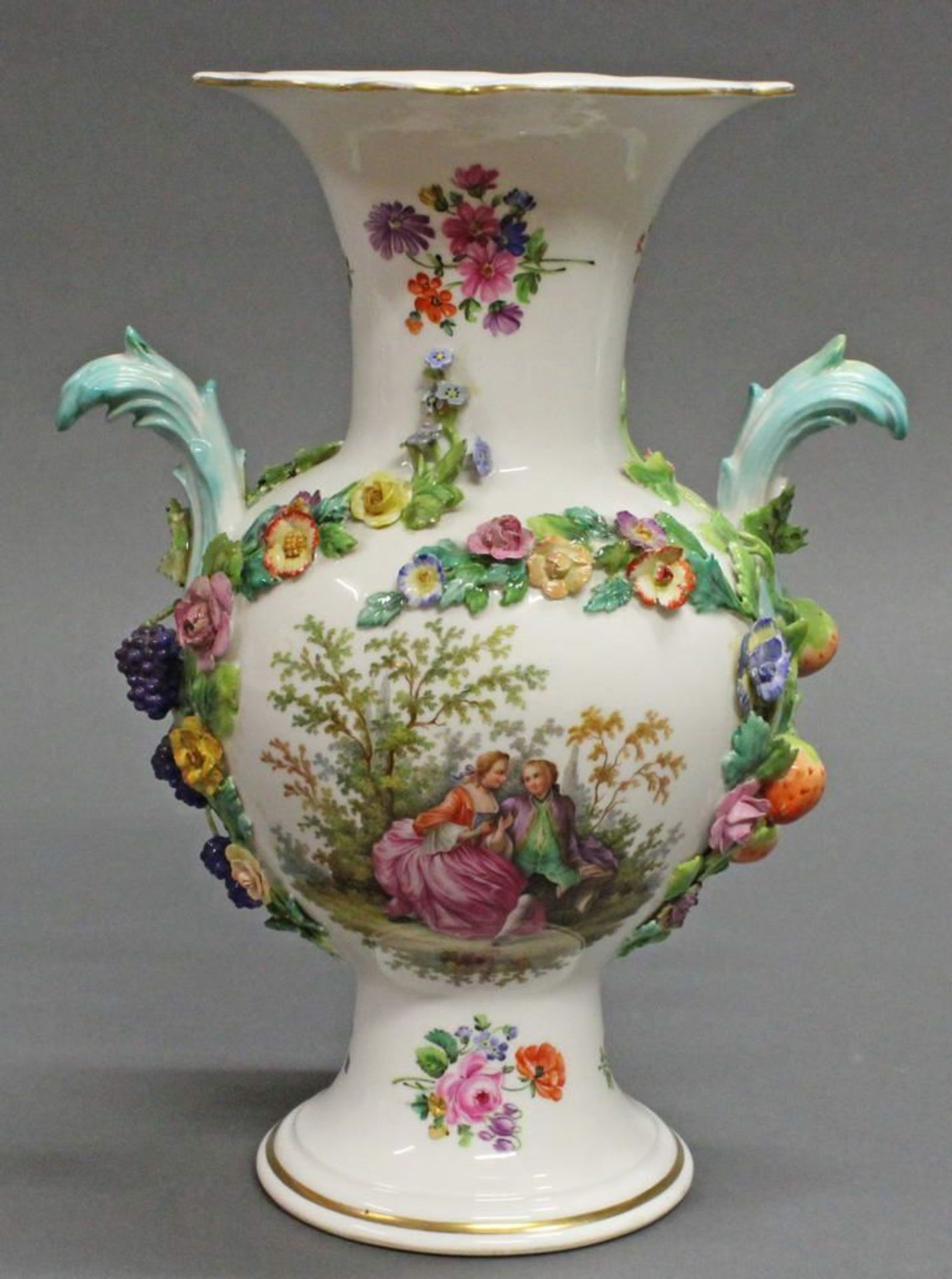 Reserve: 320 EUR        Vase, Meissen, Schwertermarke, 19. Jh., 1. Wahl, beidseitig bemalt mit