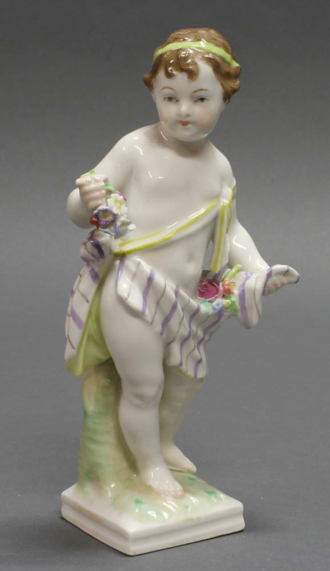 Reserve: 70 EUR        Porzellanfigur, "Knabe mit Blüten", KPM Berlin, polychrom, 15.5 cm hoch,