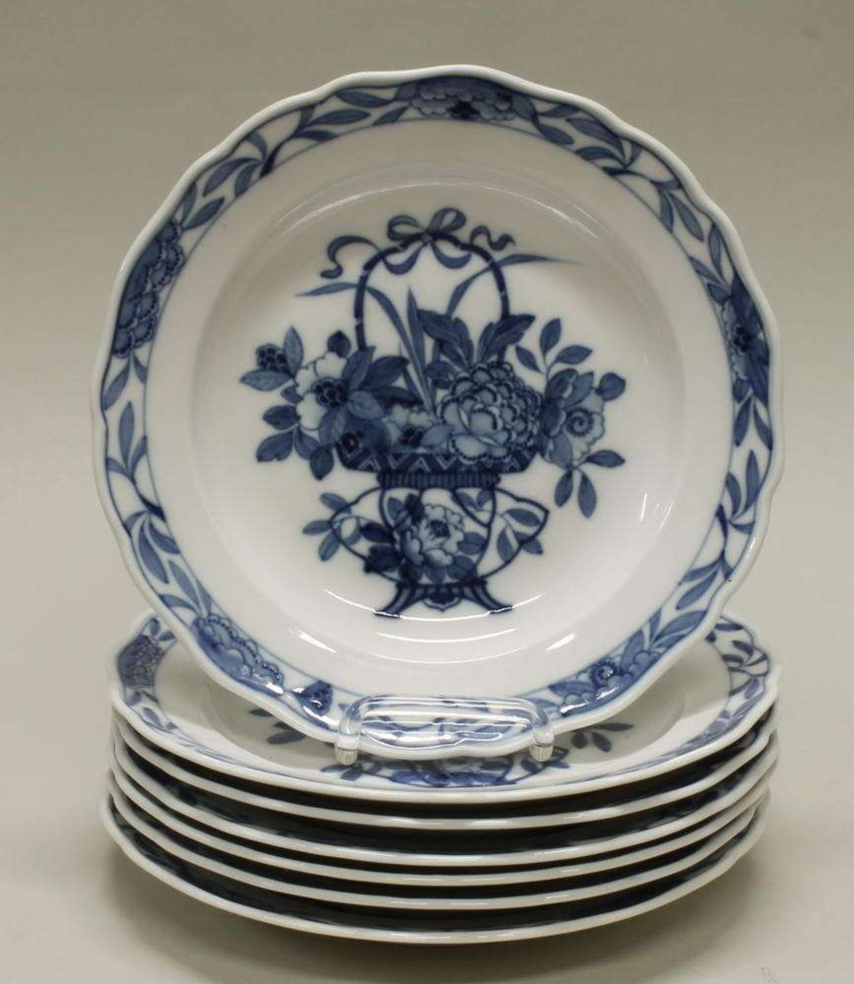 Reserve: 230 EUR        7 Teller, Meissen, Schwertermarke, 1850-1924, 1. Wahl, Blaudekor mit - Image 2 of 2