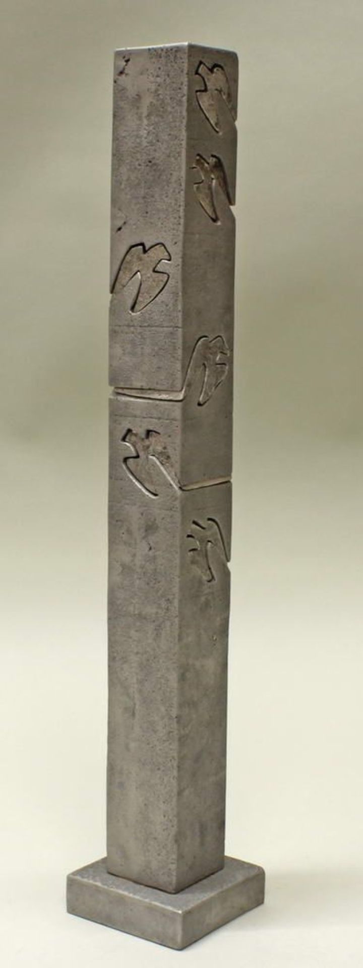 Reserve: 300 EUR        Stele, Metall, auf dem Sockel bezeichnet M. Frey, mit eingesetzten Vögeln,