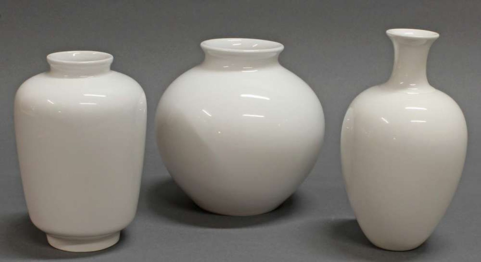 Reserve: 90 EUR        3 Vasen, KPM Berlin, Weißporzellan, verschiedene Formen, 13-15.5 cm hoch