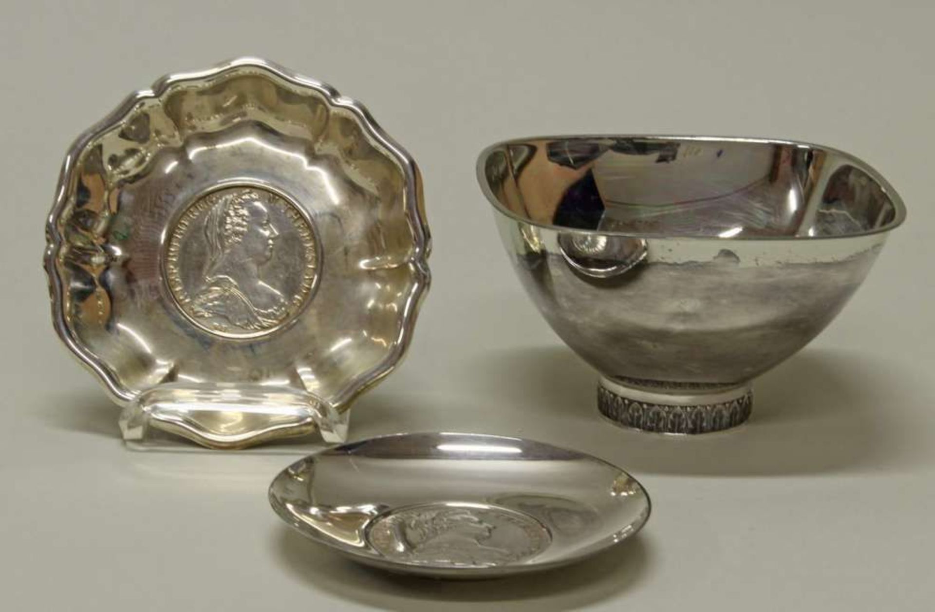 Reserve: 90 EUR        2 Münzschälchen und Schälchen, Silber 800/925, 1x Österreich, 2x deutsch, ø - Image 2 of 4