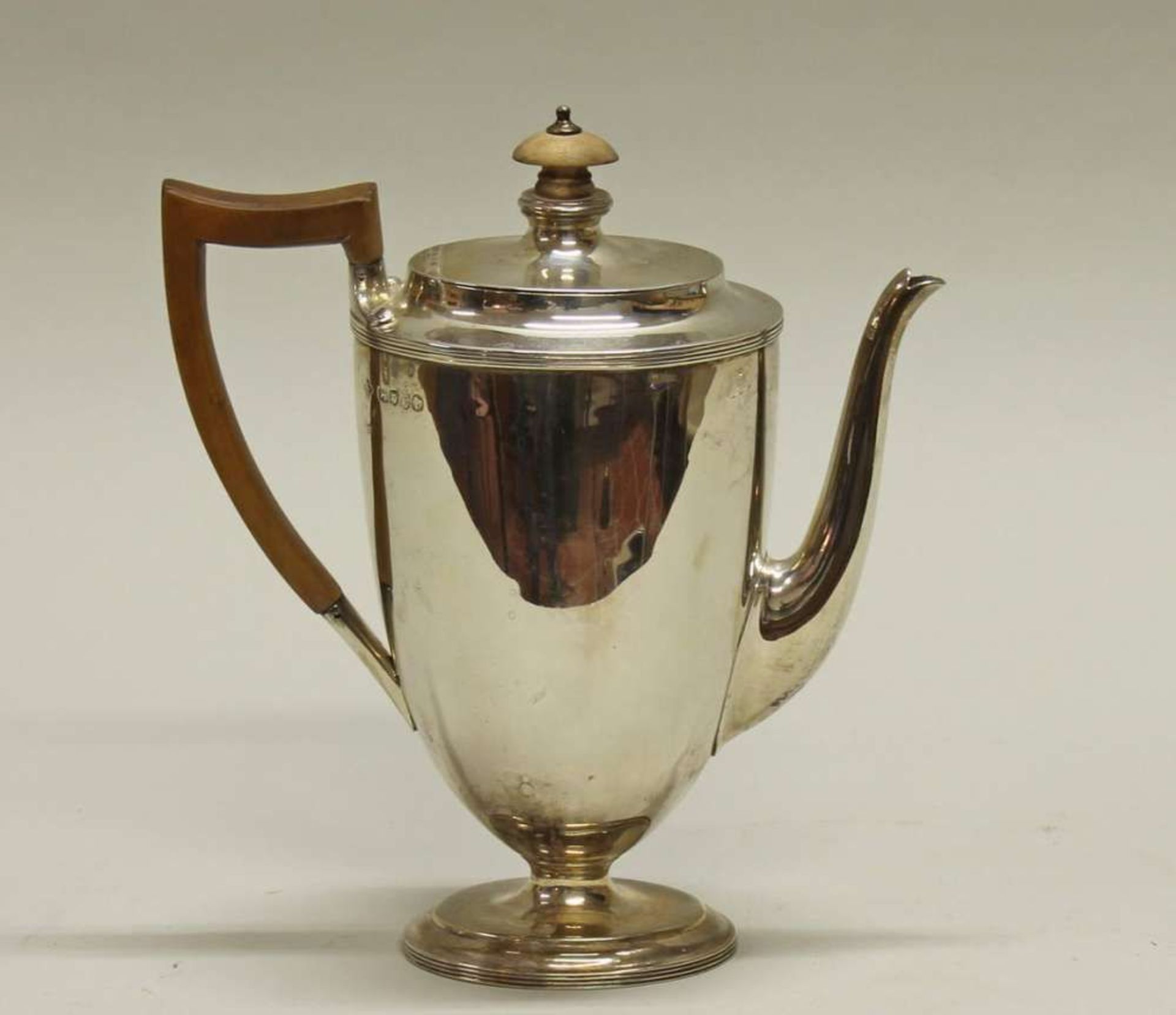 Reserve: 250 EUR        Kaffeekanne, Silber 925, London, 1880, glattes Gefäß auf ovalem Sockel, - Image 2 of 2