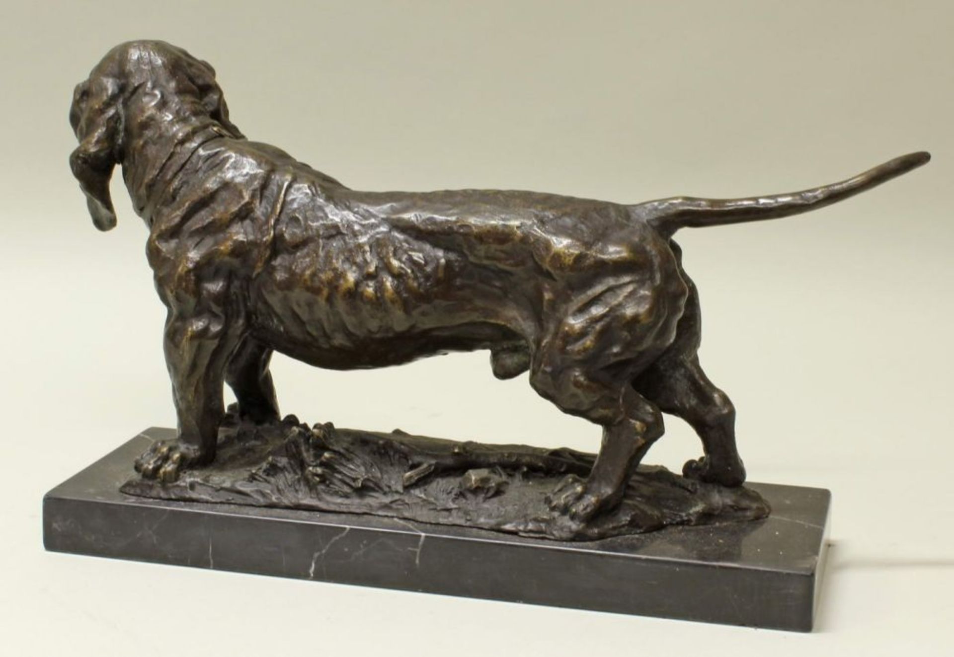 Reserve: 250 EUR        Bronze, "Dackel", neuzeitlicher Guss, auf schwarzem Marmorsockel, 22 cm bzw. - Image 3 of 4