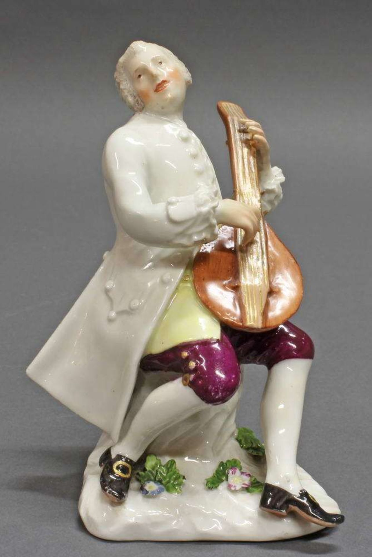 Reserve: 600 EUR        Porzellanfigur, "Kavalier mit Laute", Meissen, Schwertermarke, um 1750/1760,