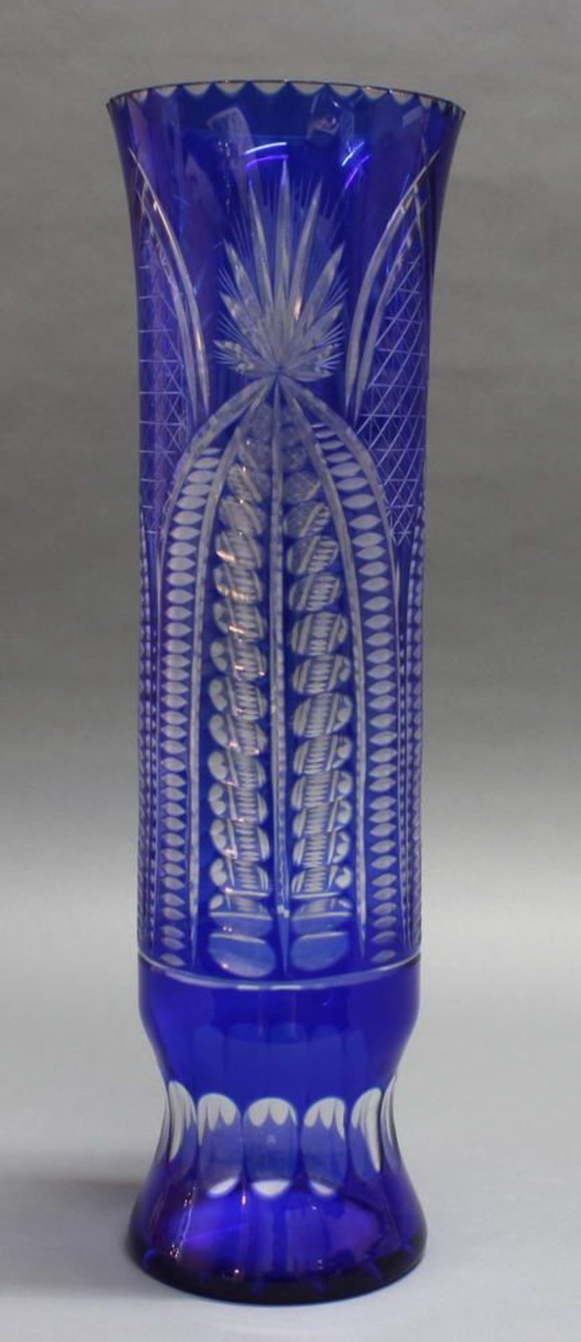 Reserve: 40 EUR        Vase, Kristallglas, blau überfangen, Schliffdekor, 50.5 cm hoch, Chip - Image 2 of 2