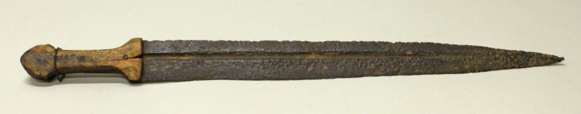 Reserve: 60 EUR        Schwert, Eisen, Holzgriff, Bodenfund, 59 cm hoch - Image 2 of 6