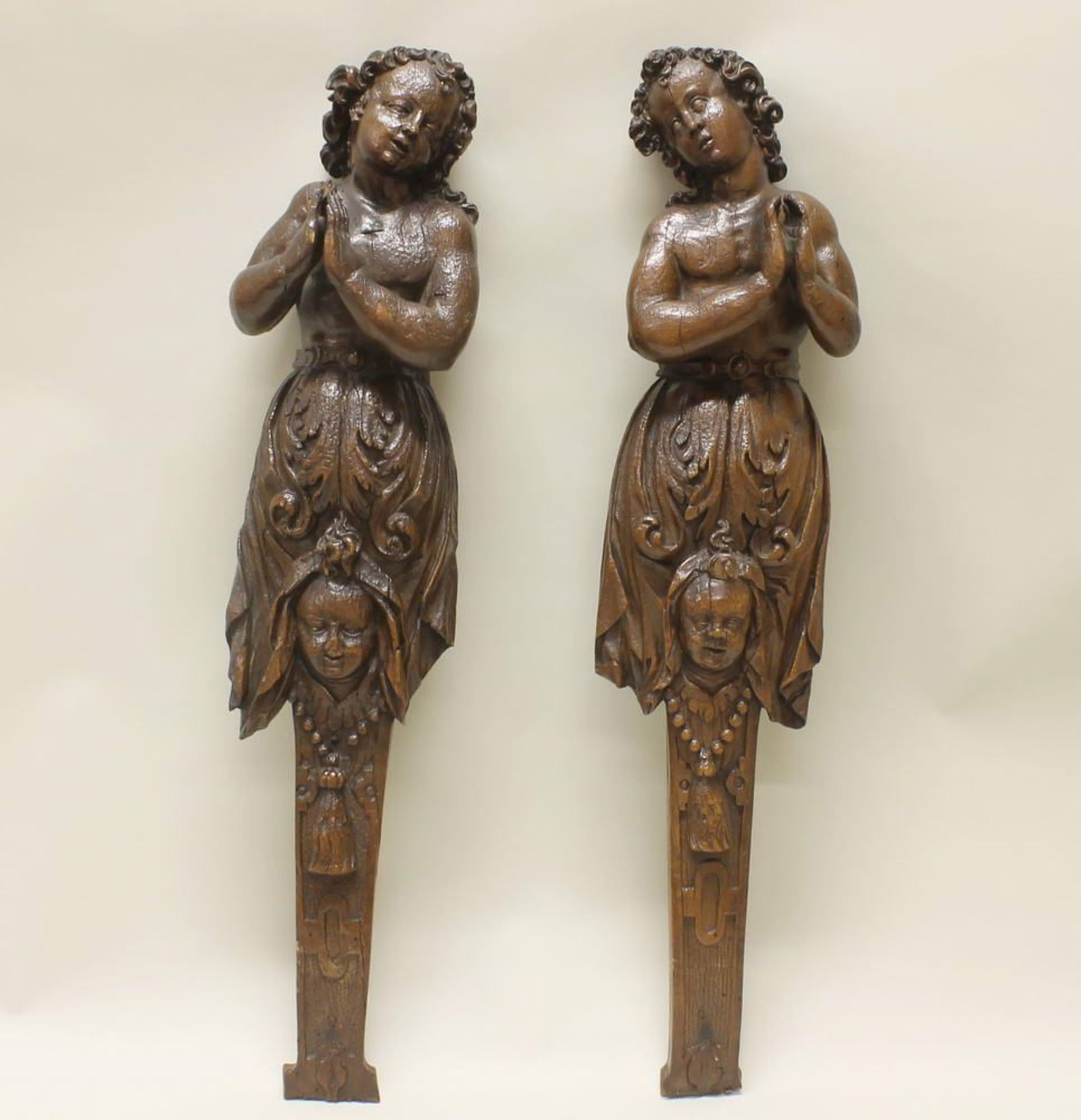Reserve: 250 EUR        Paar Appliken, "Engelfiguren", wohl 17. Jh., Holz, geschnitzt, 86 cm hoch,