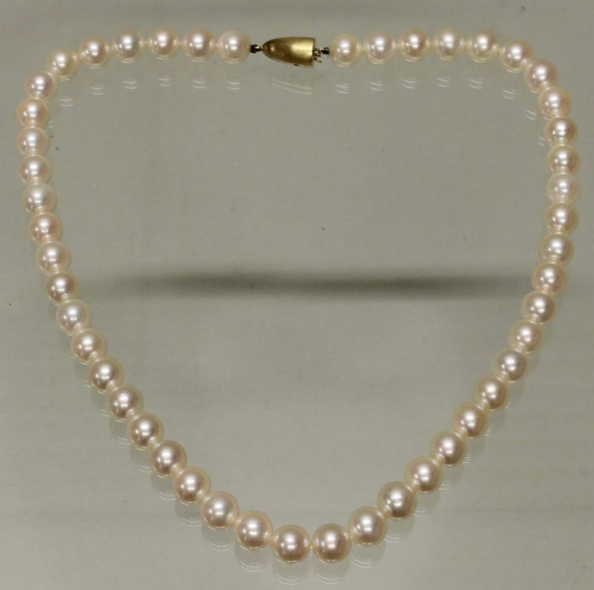 Reserve: 400 EUR        Perlenkette, 48 Akoya-Zuchtperlen, ø 8.5 mm, Schließe WG/GG 585, 1 - Image 2 of 2
