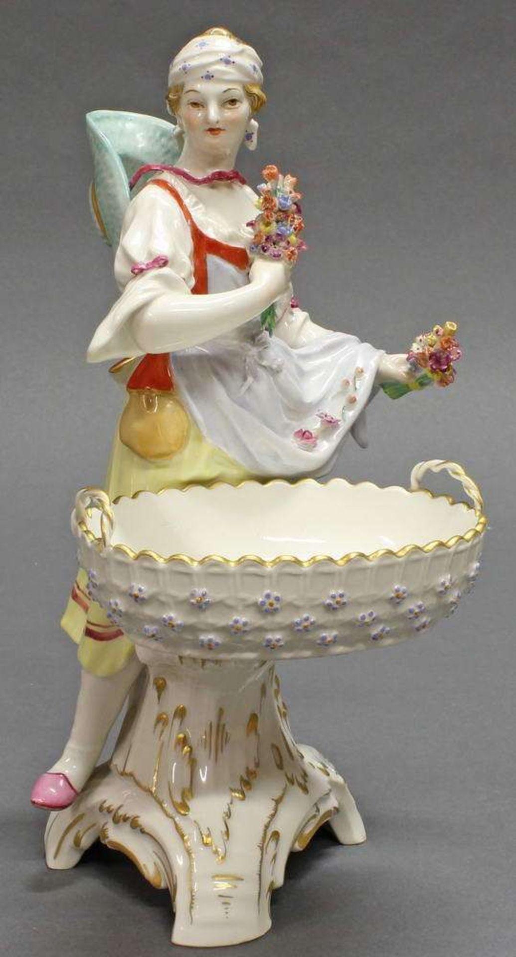 Reserve: 400 EUR        Porzellanfigur, "Frühling", KPM Berlin, polychrom und goldstaffiert,