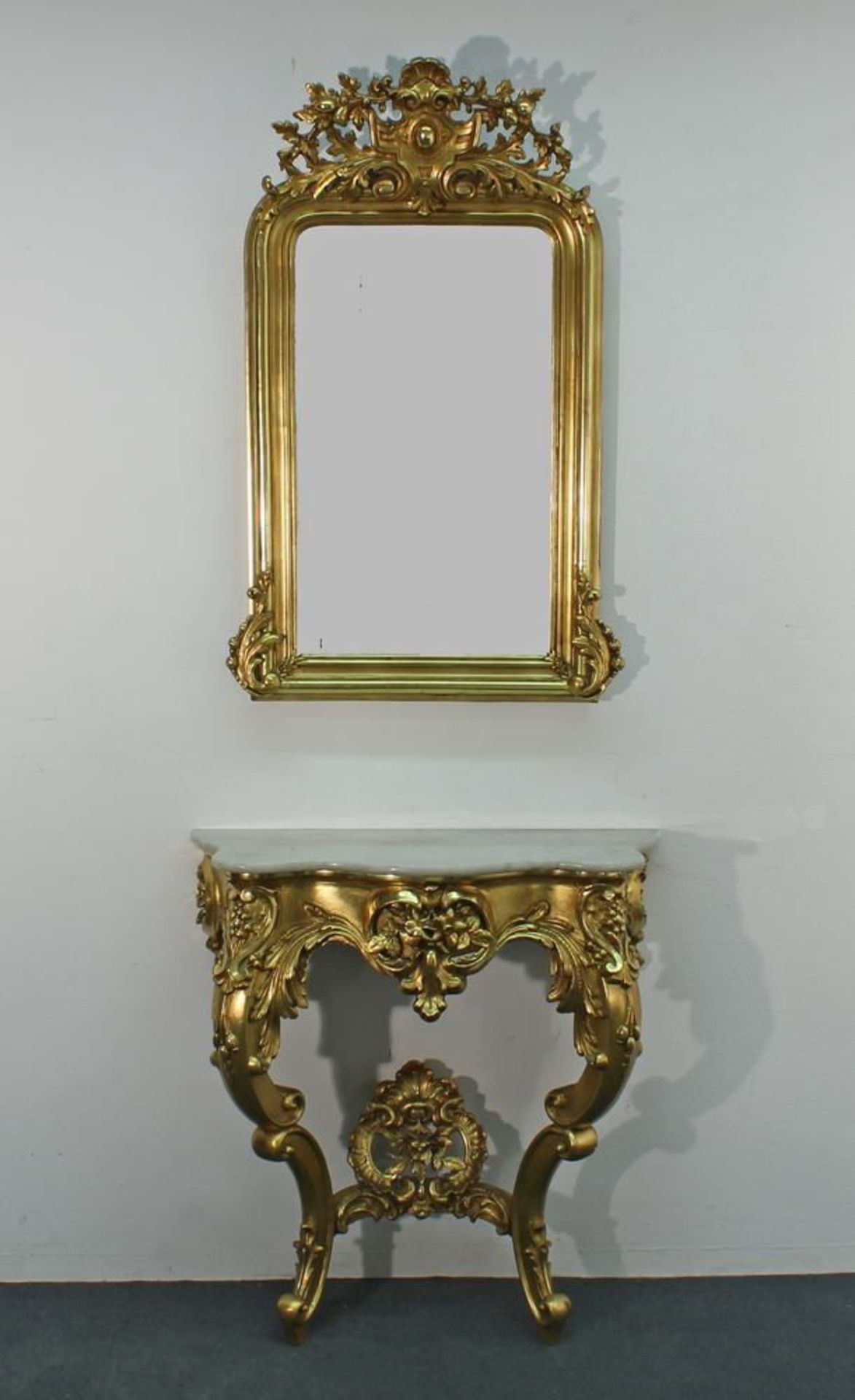 Reserve: 480 EUR        Wandkonsole mit Spiegel, 19. Jh., Holz/Stuck, goldfarbig gefasst, reich - Image 2 of 2
