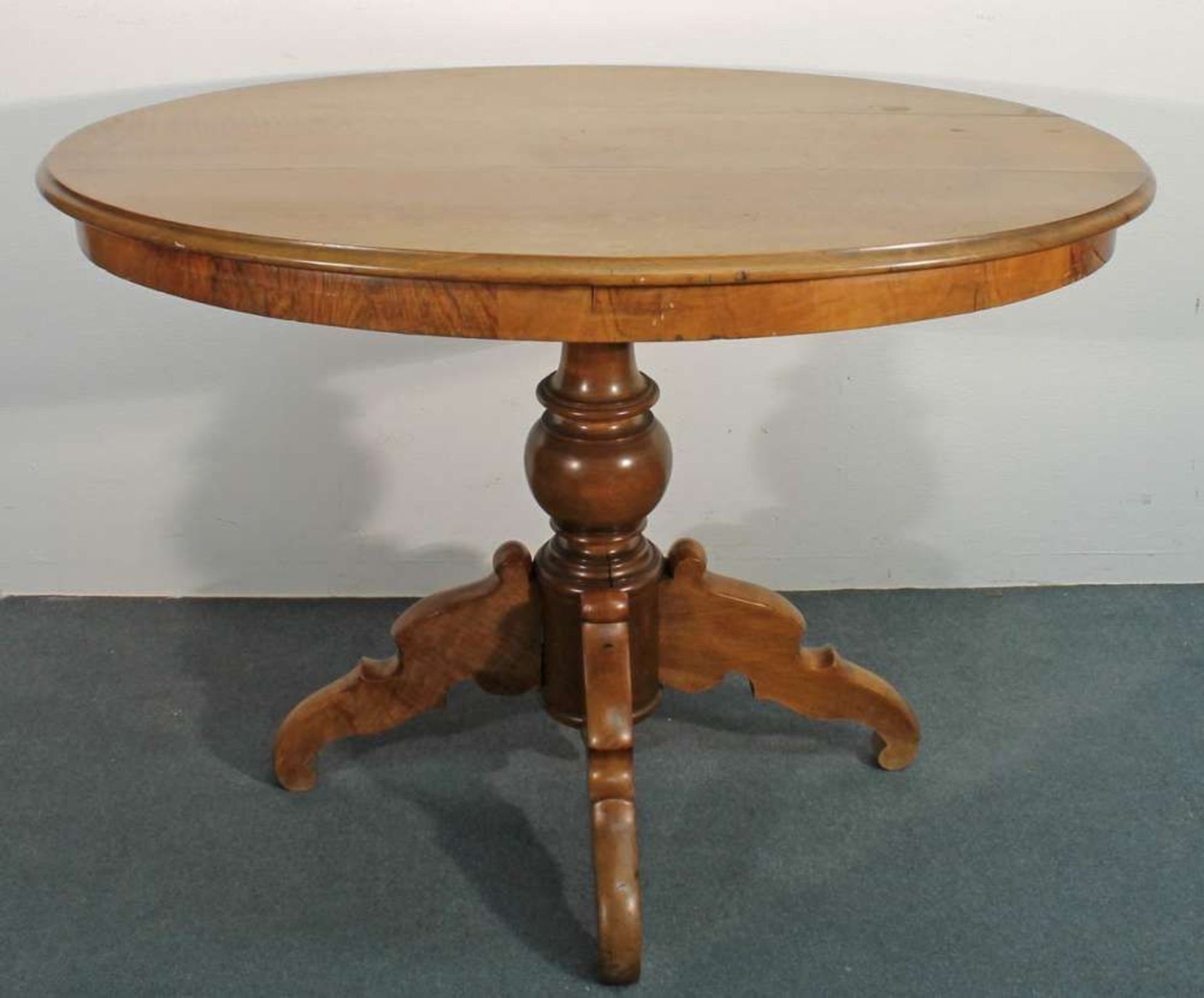 Reserve: 100 EUR        Tisch, Ende 19. Jh., Nussbaum, ovale Form, Mittelsäule, vier Füße (2x lose), - Image 2 of 2