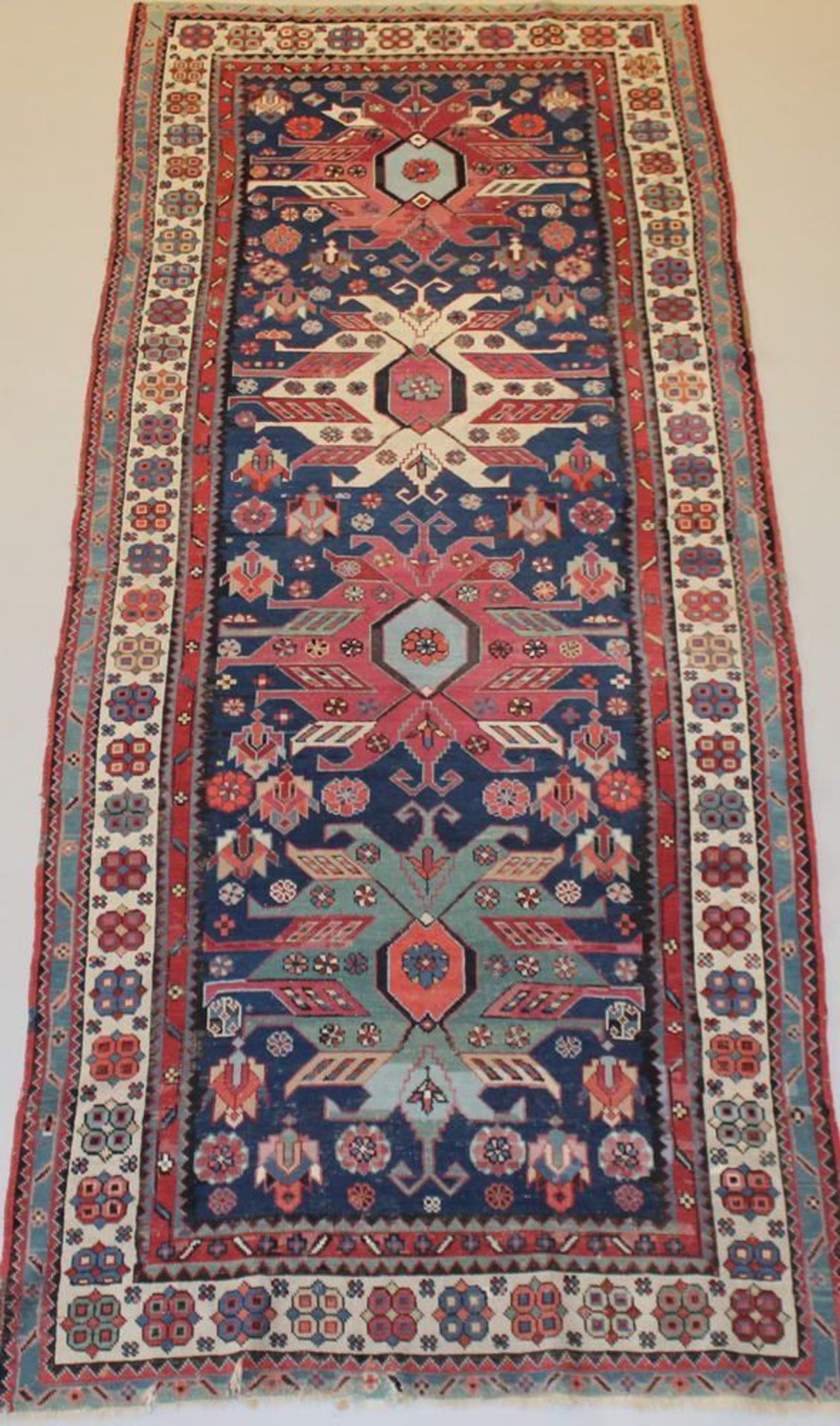 Reserve: 150 EUR        Kaukasus, alt, ca. 2.80 x 1.10 m, Flecken, kleine Beschädigungen