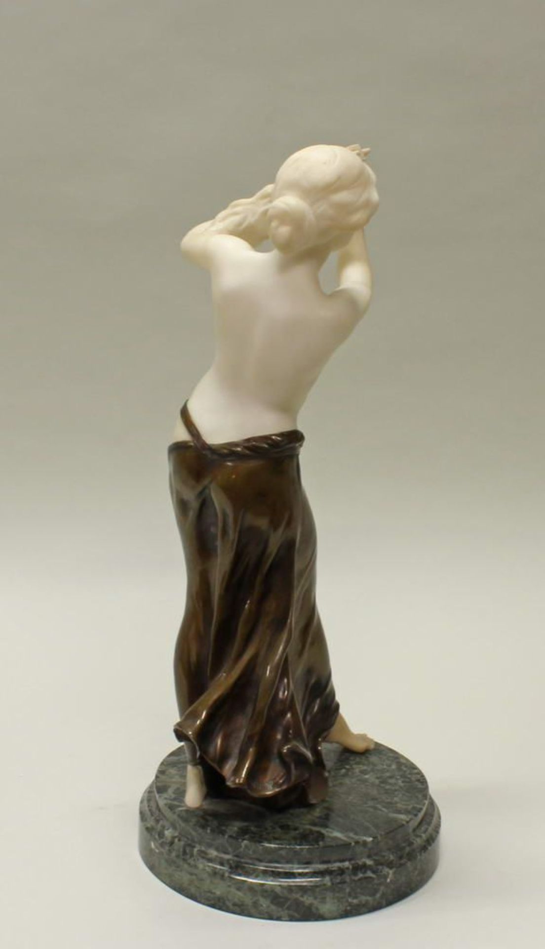 Reserve: 450 EUR        Skulptur, Alabaster und Bronze, "Tamburinspielerin", rückseitig bezeichnet - Image 5 of 6