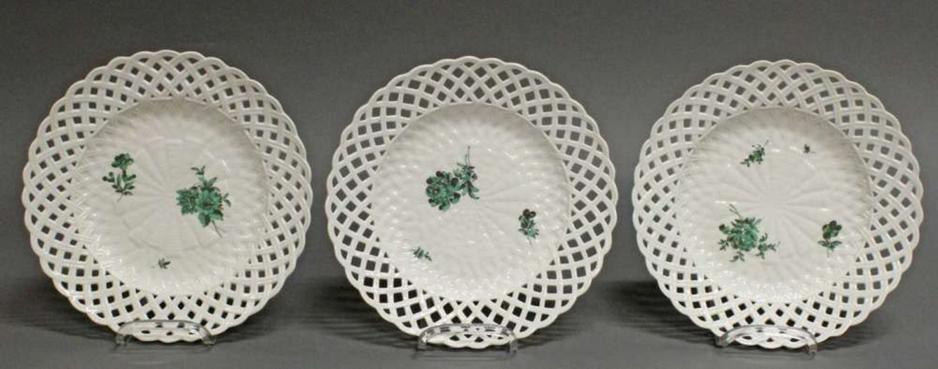 Reserve: 100 EUR        3 Durchbruchteller, Meissen, Schwertermarke, 1740-1774, 1. Wahl, Korbrelief,