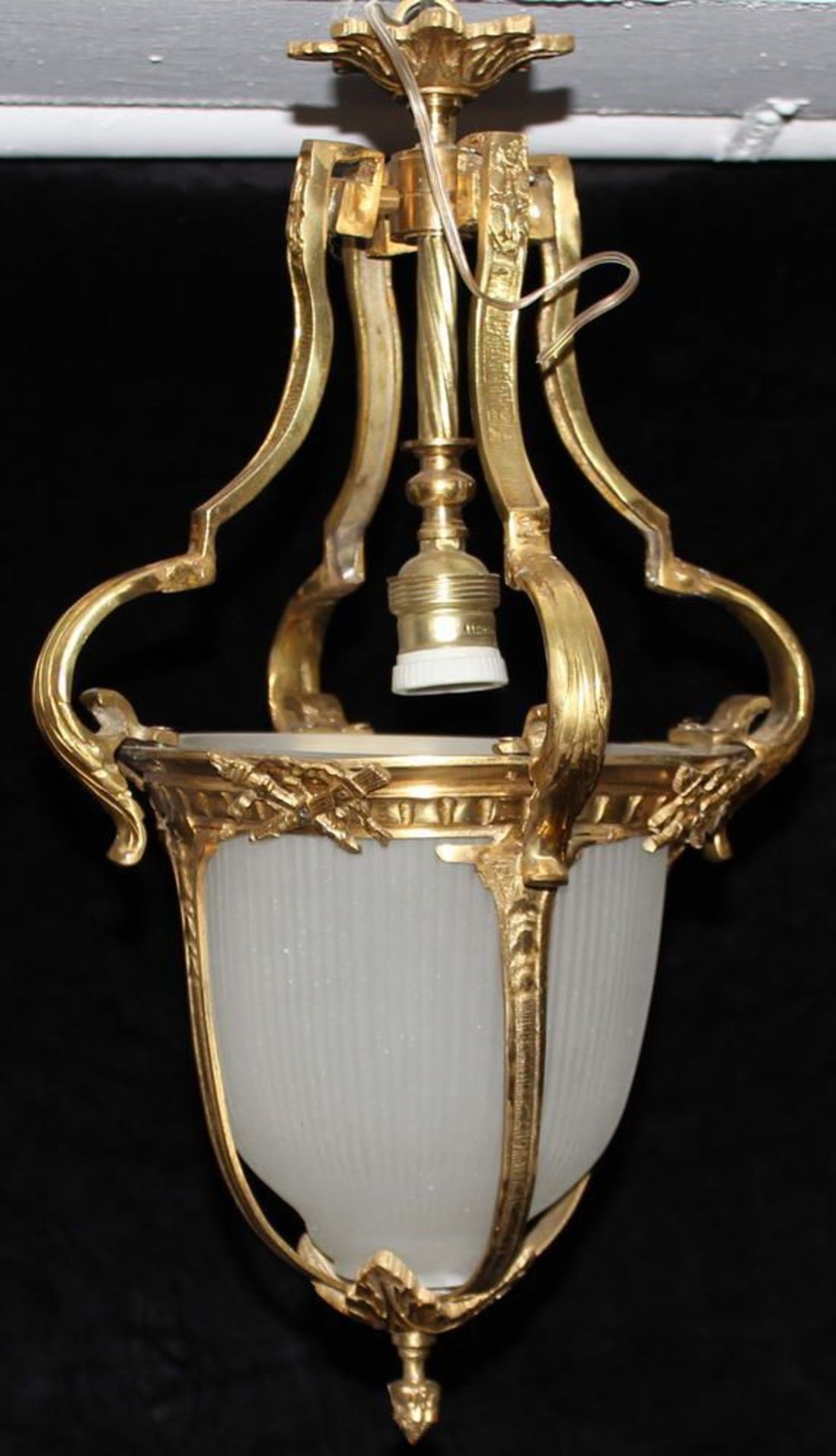 Reserve: 150 EUR        Deckenlampe, Bronze goldfarbig, geriffelte Milchglasglocke, einflammig, 50