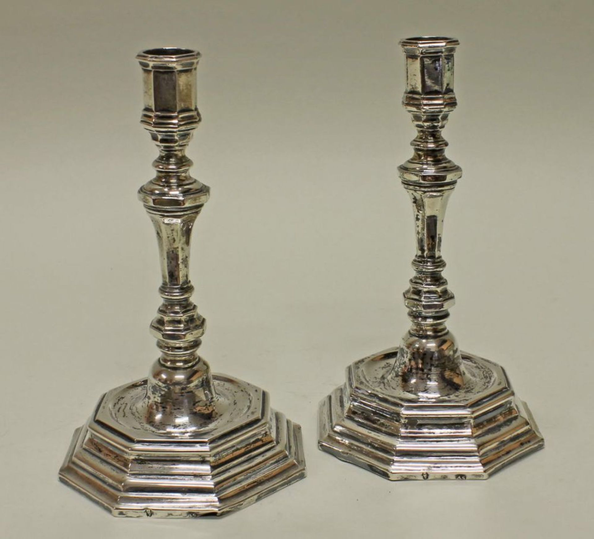Reserve: 1000 EUR        Paar Kerzenleuchter, Silber, Augsburg, um 1743-1745, Beschauzeichen F,