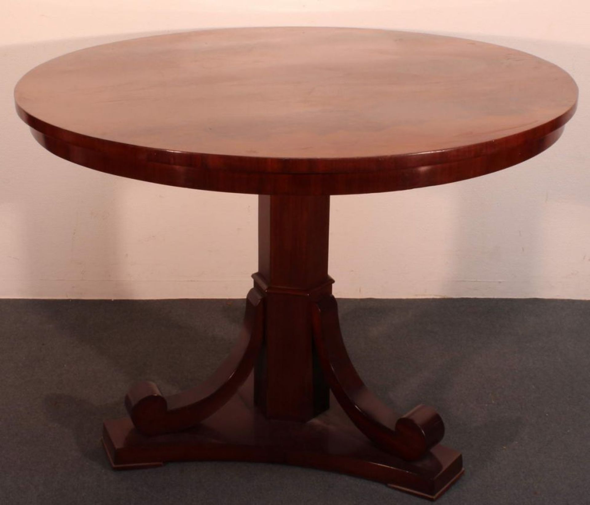 Reserve: 160 EUR        Tisch, Biedermeier, um 1825, Mahagoni, 78 cm hoch, ø 108 cm