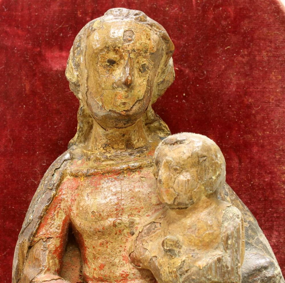 Reserve: 120 EUR        2 Skulpturen, Holz geschnitzt, "Muttergottes mit Kind", 19. Jh., 1x Reste - Image 6 of 6