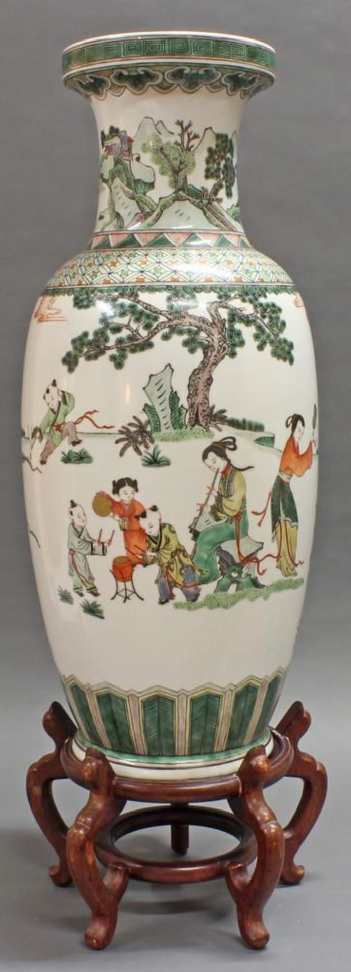 Reserve: 180 EUR        Balustervase, China, 20. Jh., Porzellan, famille verte-Dekor mit Damen und