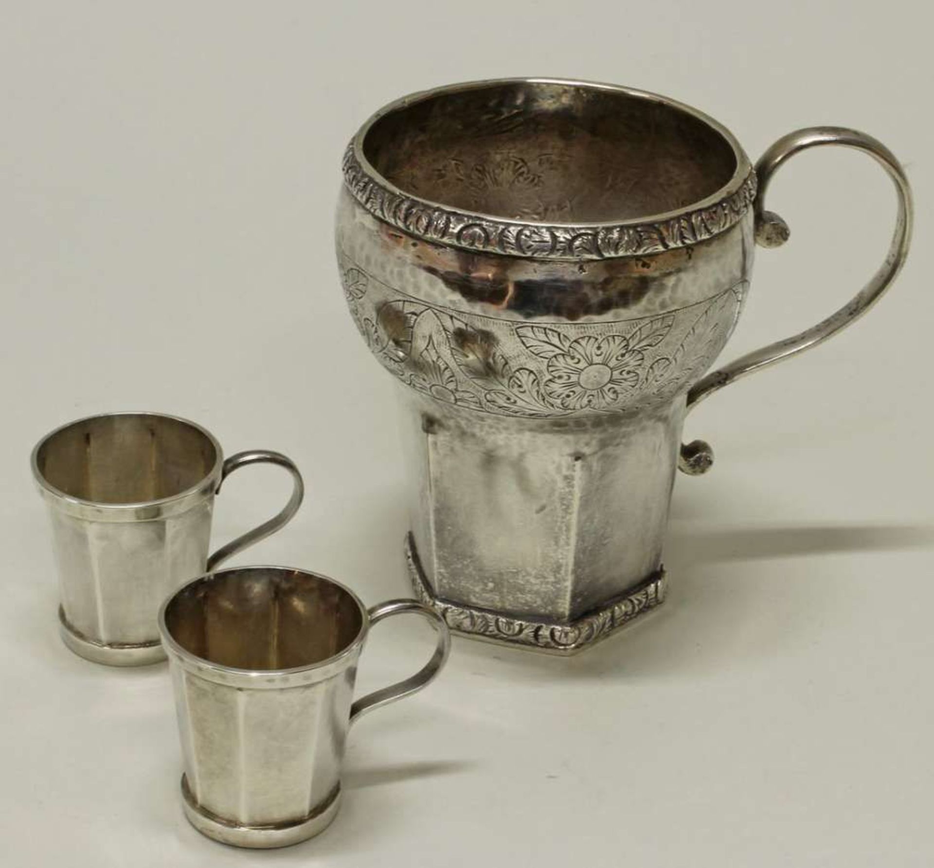 Reserve: 200 EUR        Becher, Silber, gravierte Floralbordüre, Henkel, 12 cm hoch, ca. 336 g; 2