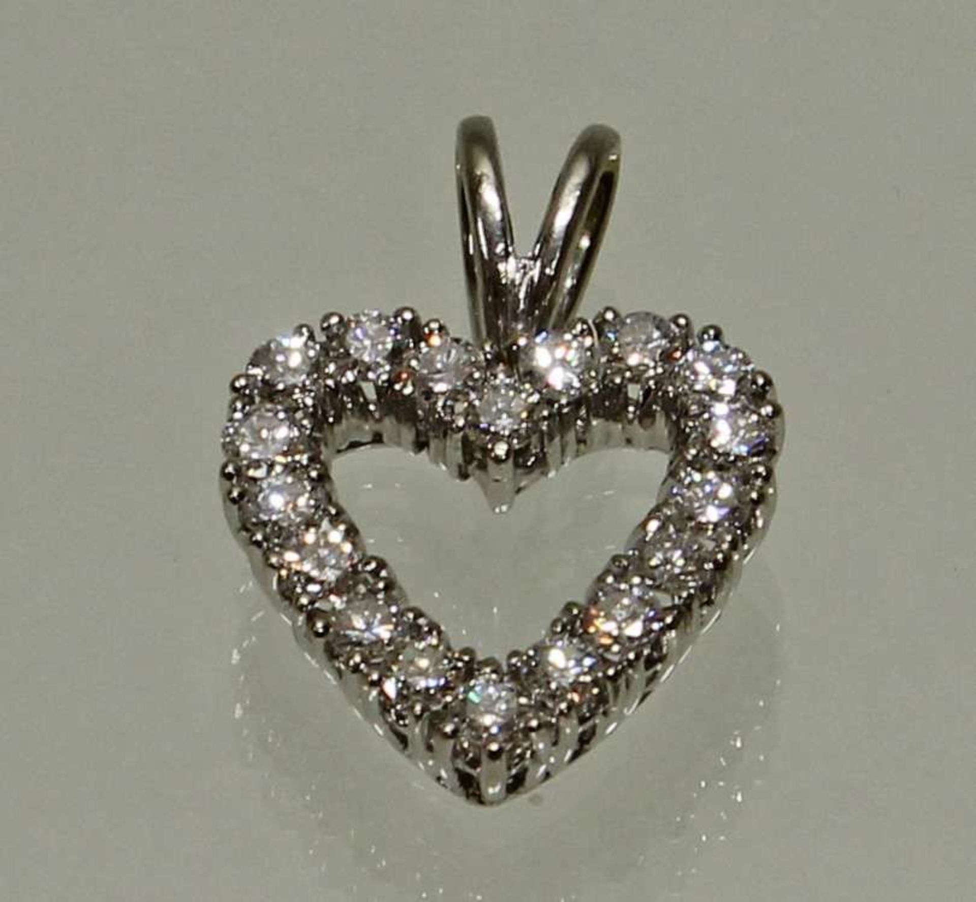 Reserve: 550 EUR        Kettenanhänger, "Herz", WG 750, 18 Brillanten zus. ca. 0.70 ct., etwa fw-w/