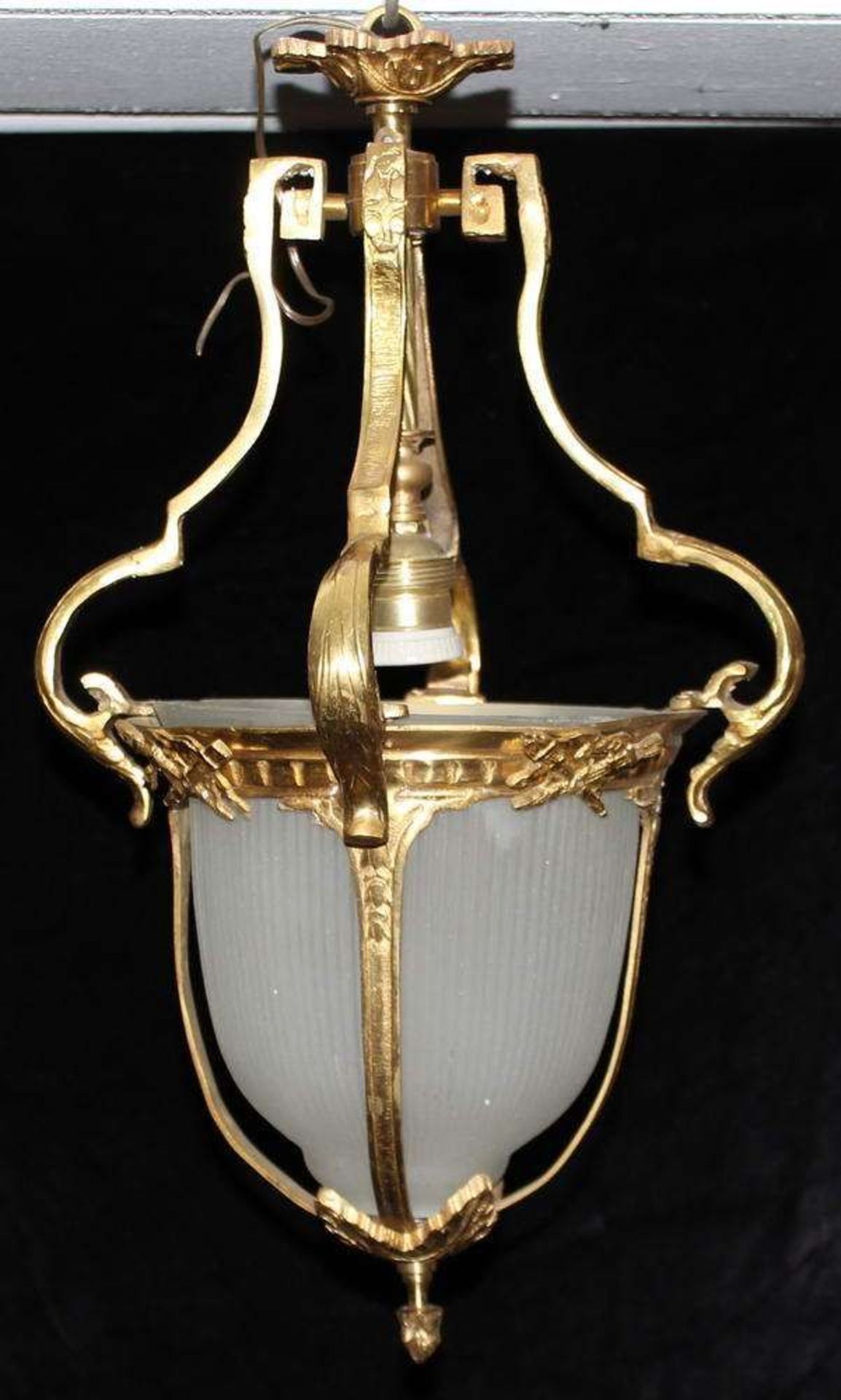 Reserve: 150 EUR        Deckenlampe, Bronze goldfarbig, geriffelte Milchglasglocke, einflammig, 50 - Image 2 of 2