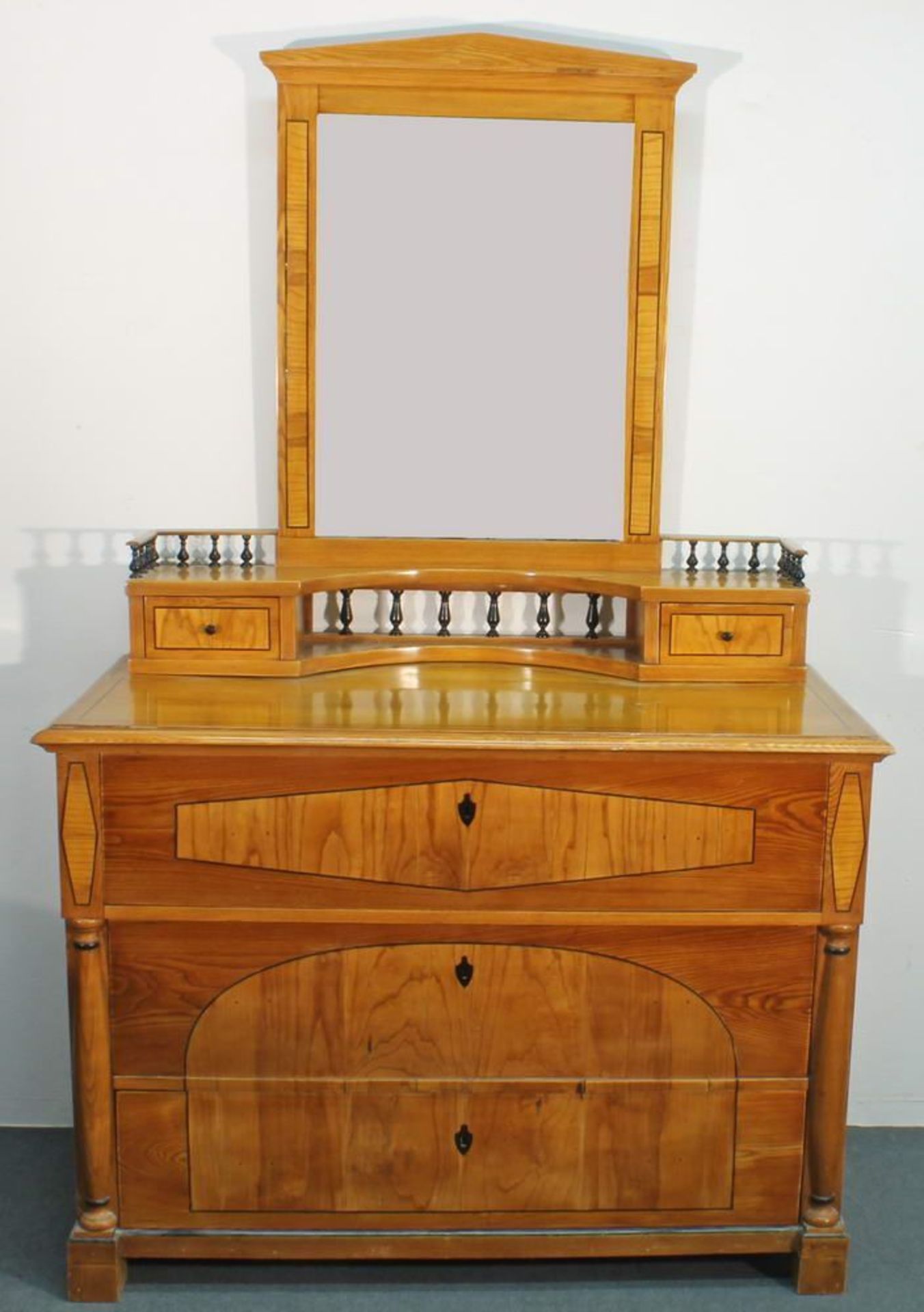 Reserve: 640 EUR        Kommode mit Spiegelaufsatz, Biedermeier, um 1825, Esche, ebonisierte