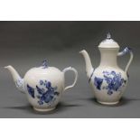 Reserve: 50 EUR        Teekanne und Kaffeekanne, Royal Kopenhagen, Dekor Blaue Blume, 16 cm bzw.