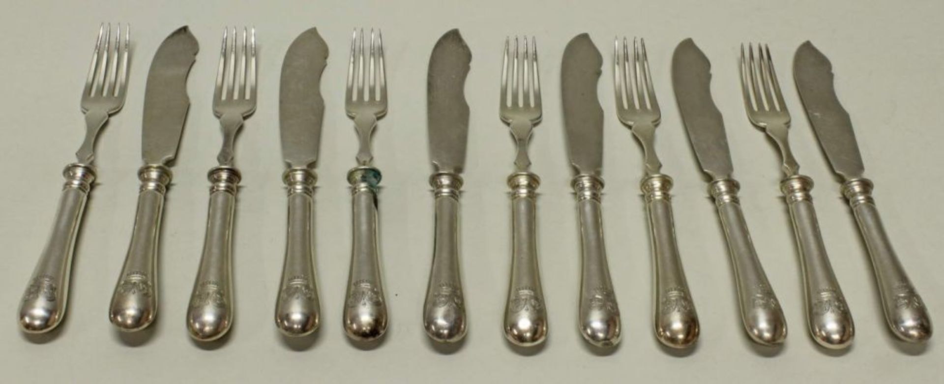 Reserve: 200 EUR        6 Gabeln und 6 Messer, Silber 800, Ende 19. Jh., Bruckmann, graviertes - Image 2 of 2