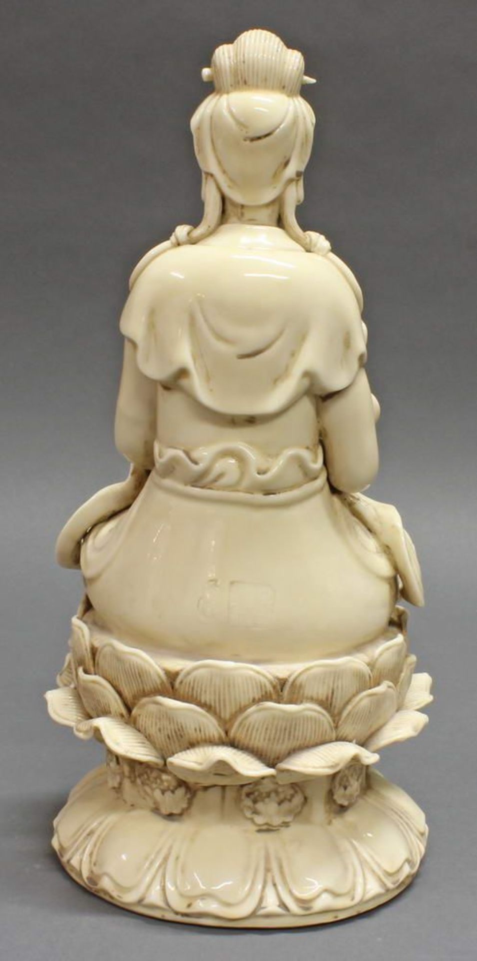 Reserve: 280 EUR        Skulptur, Blanc de chine, 20. Jh., sitzende Guanyin auf Lotosblüte, - Image 6 of 8