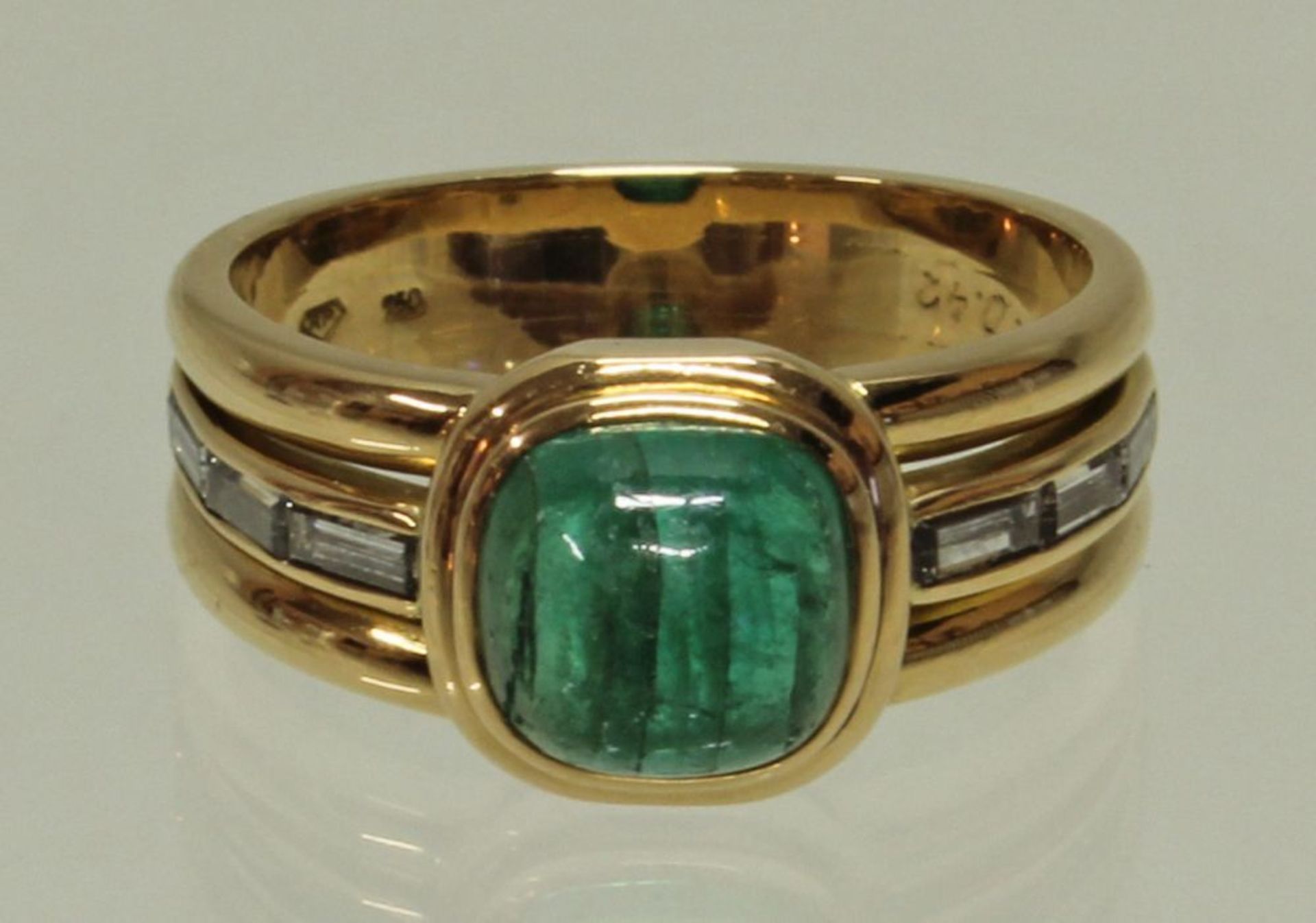 Reserve: 1000 EUR        Ring, GG 750, Atelierarbeit (R. Pauly, Idar-Oberstein), 1 Smaragd ca. 2.0