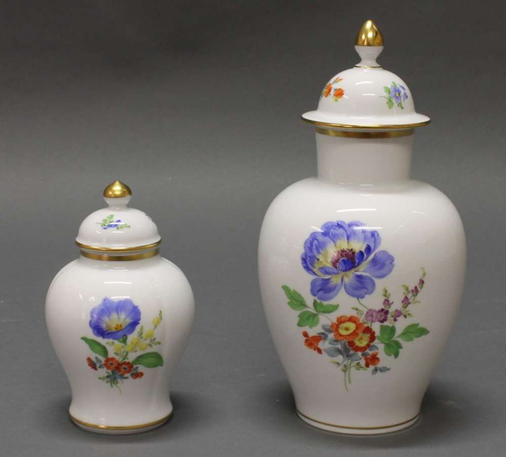 Reserve: 100 EUR        2 Deckelvasen, Meissen, Schwertermarke, 1. Wahl, Balusterform, Blume 3, - Image 2 of 2