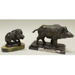 Reserve: 80 EUR        2 Metallfiguren, "Wildschweine", bronziert, auf Holz- bzw. Marmorsockel, 1x