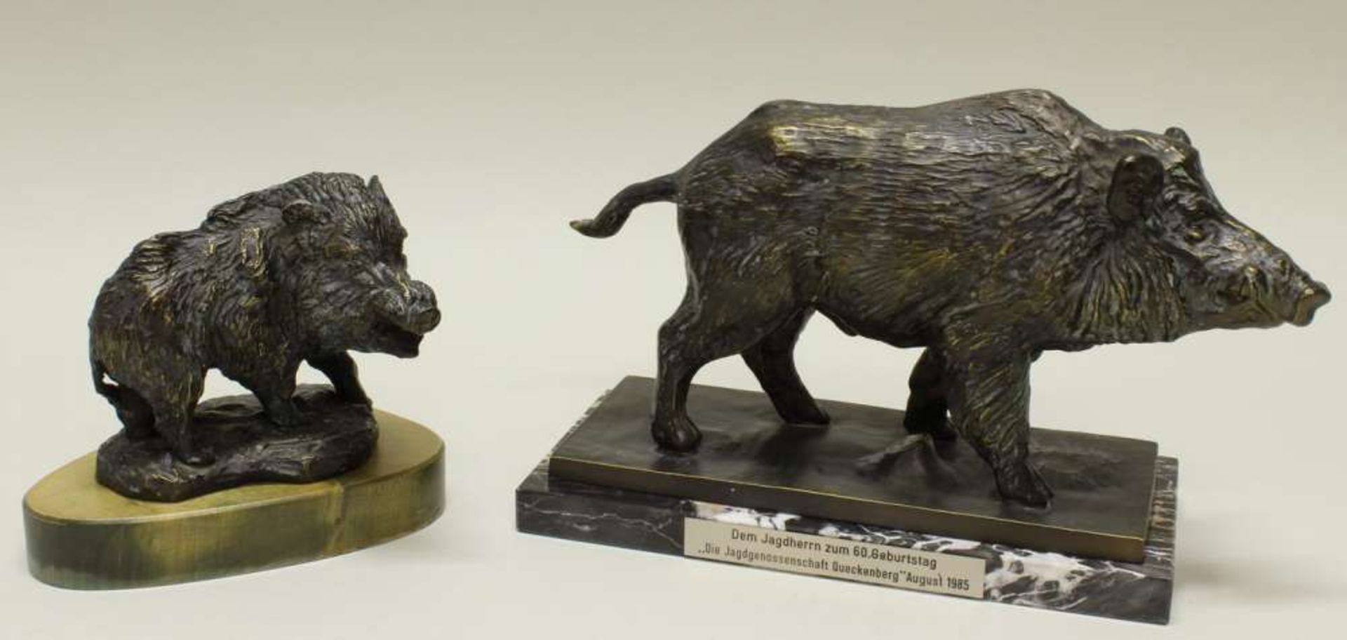 Reserve: 80 EUR        2 Metallfiguren, "Wildschweine", bronziert, auf Holz- bzw. Marmorsockel, 1x