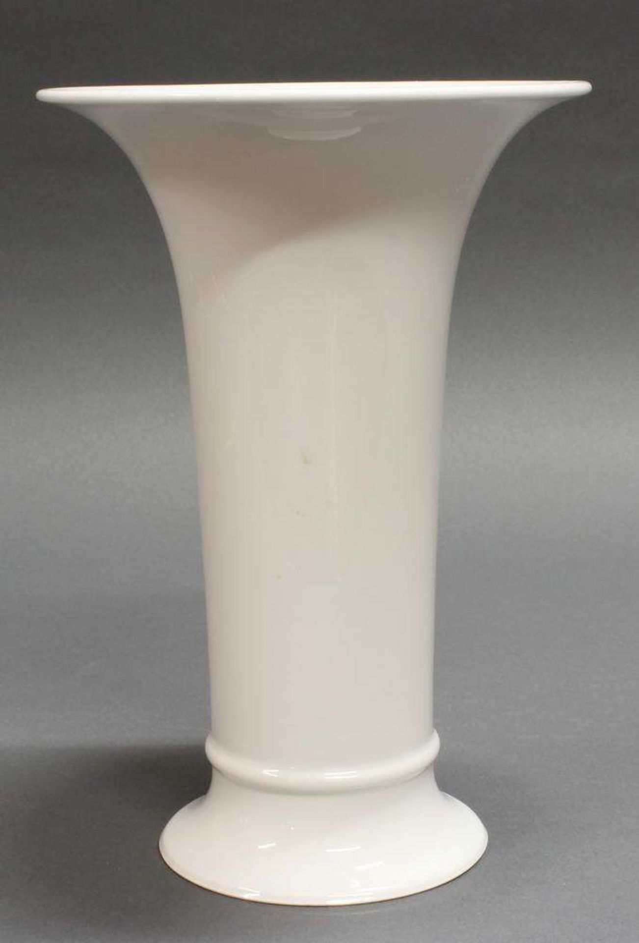 Reserve: 60 EUR        Vase, KPM Berlin, Weißporzellan, 24 cm hoch