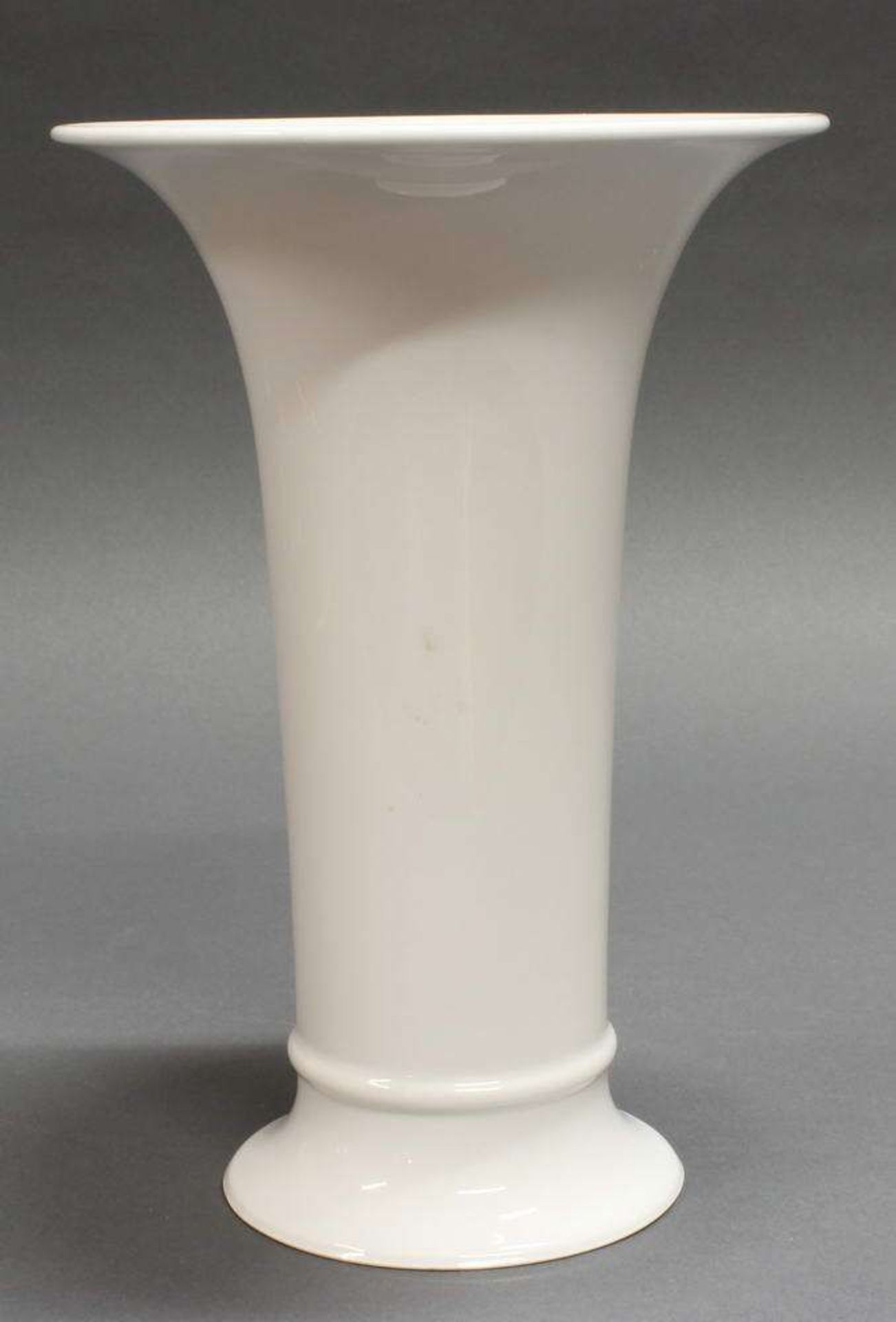 Reserve: 60 EUR        Vase, KPM Berlin, Weißporzellan, 24 cm hoch - Image 2 of 2