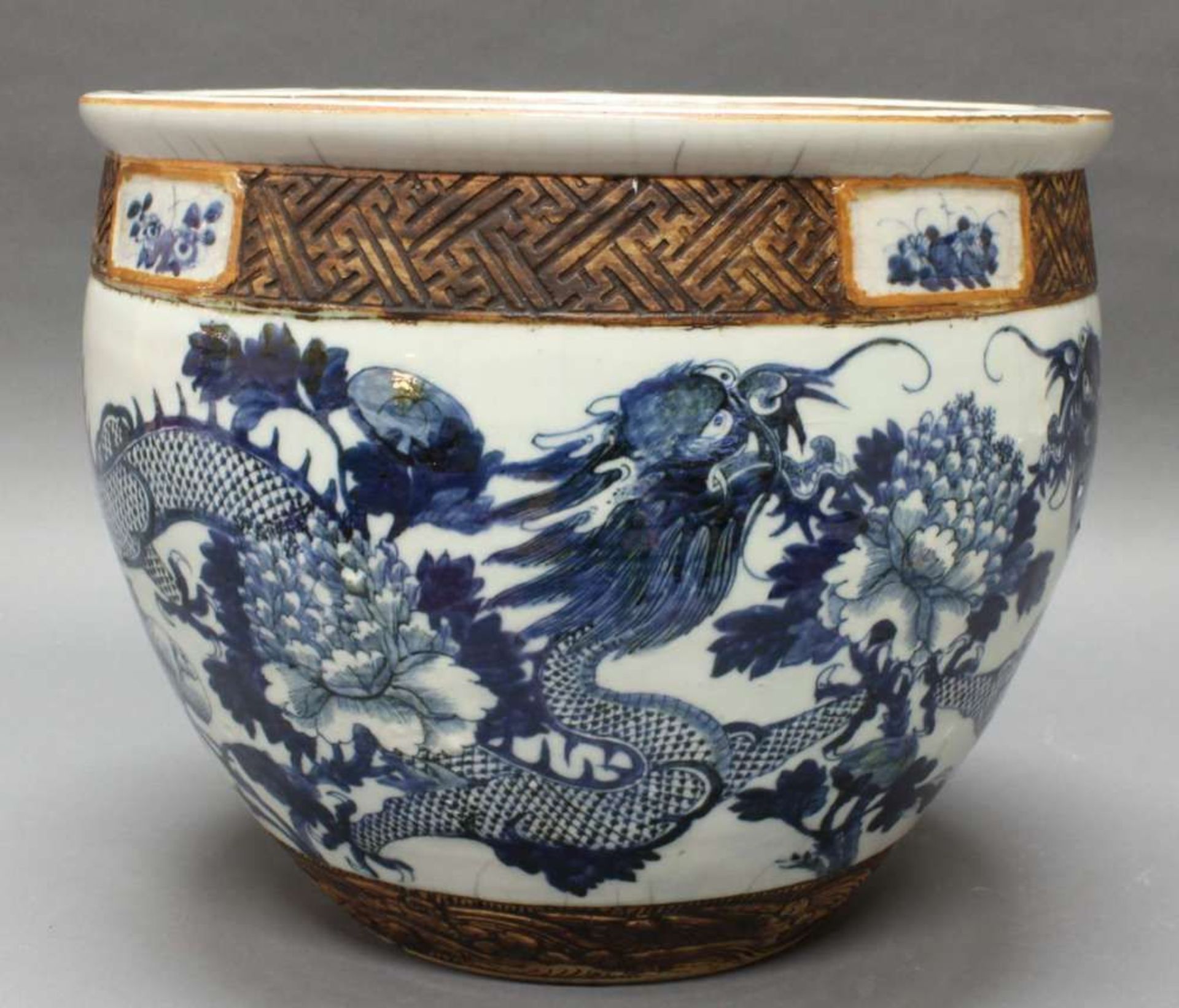 Reserve: 150 EUR        Cachepot, China, um 1900, Porzellan, Blaudekor mit zwei Drachen an