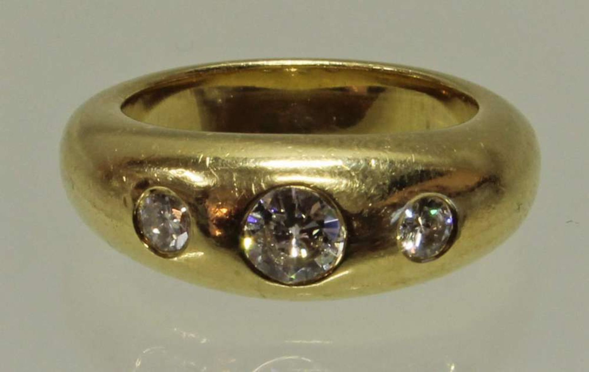 Reserve: 800 EUR        Bandring, GG 750, 1 Brillant ca. 0.34 ct., etwa w/p1, 2 Brillanten zus.