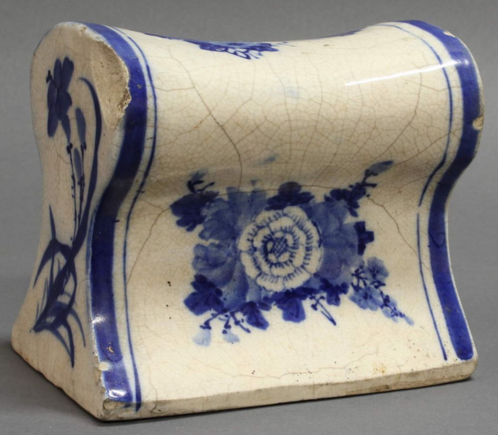 Reserve: 80 EUR        Nackenstütze, China, 20. Jh., Keramik, floraler Blaudekor, 13 x 14 x 10 cm, - Image 2 of 2