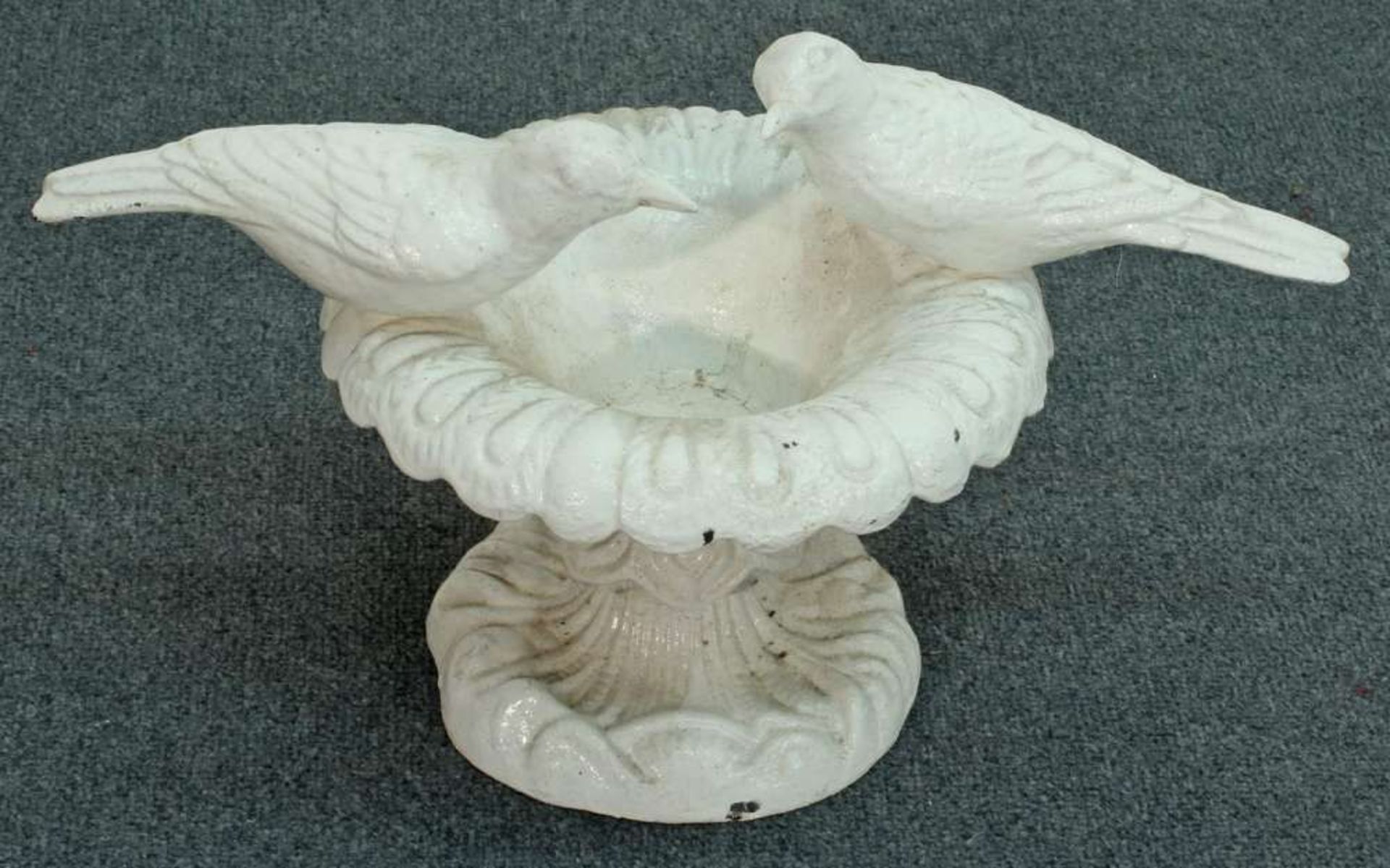 Reserve: 60 EUR        Vogeltränke, Gusseisen, weiß, mit bekrönendem Vogelpaar, ca. 23 cm hoch - Image 2 of 2