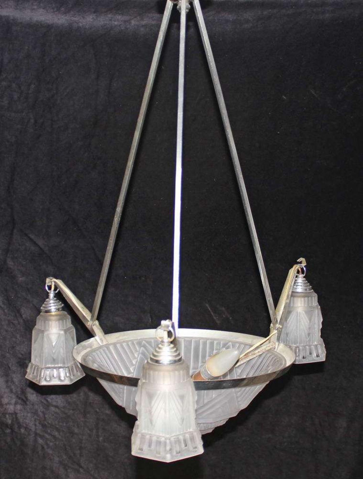 Reserve: 250 EUR        Deckenlampe, Art Deco-Stil, Metallgestell, drei Glocken und Mittelschale aus