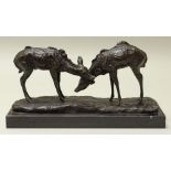 Reserve: 180 EUR        Bronzegruppe, "Zwei Rehe", neuzeitlicher Guss, auf schwarzem Marmorsockel,