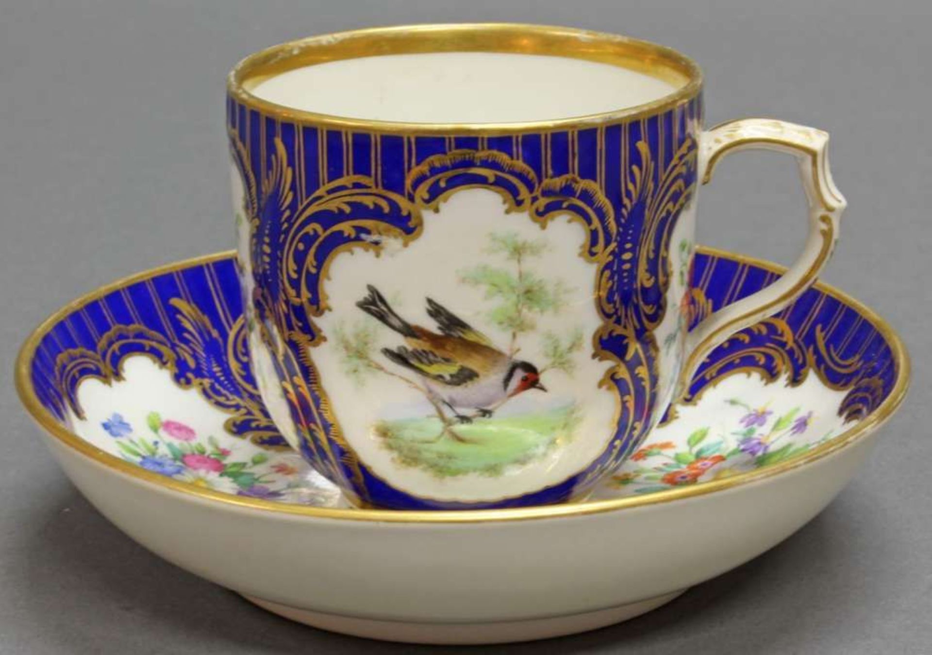 Reserve: 400 EUR        Tasse mit Untertasse, KPM Berlin, 1849-1870, bunte Vögel und Blüten in