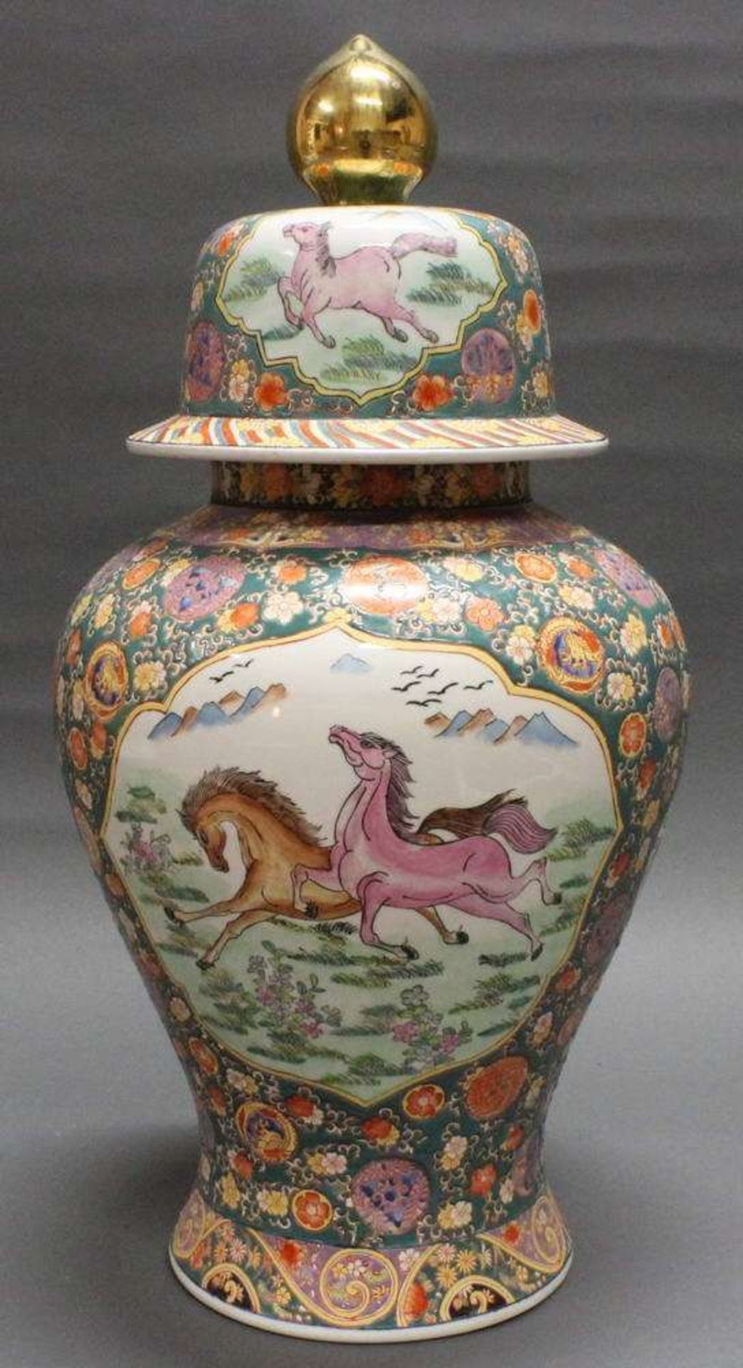 Reserve: 70 EUR        Deckelvase, China, 20. Jh., Porzellan, Balusterform, polychrom, Reserven