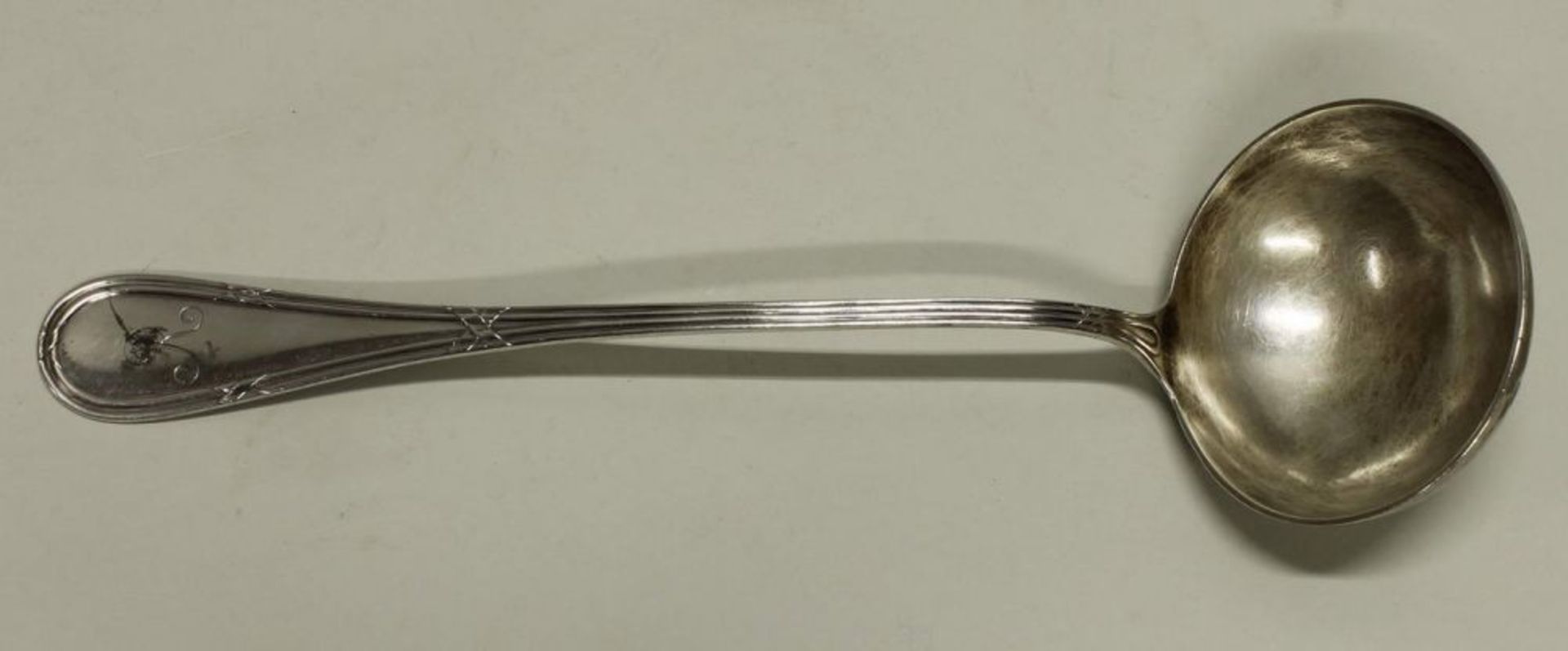 Reserve: 80 EUR        Schöpfkelle, Silber 800, Wilkens, Kreuzbanddekor, Monogramm R, 35 cm hoch, - Image 2 of 2