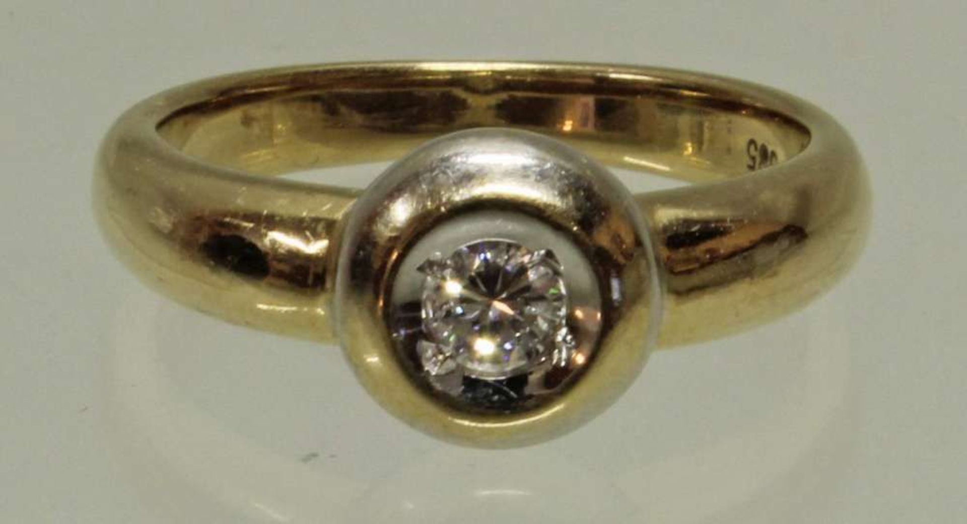 Reserve: 250 EUR        Ring, WG/GG 585, 1 Brillant ca. 0.20 ct., etwa fw-w/vs2, 4.5 g, RM 18